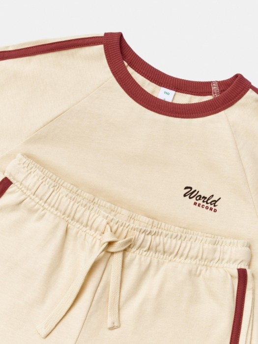 комплект из футболки и шорт для мальчиков из россии вид сбоку