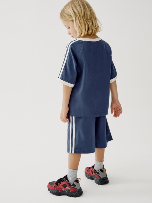 комплект из футболки и шорт для мальчиков от бренда sela вид слева
