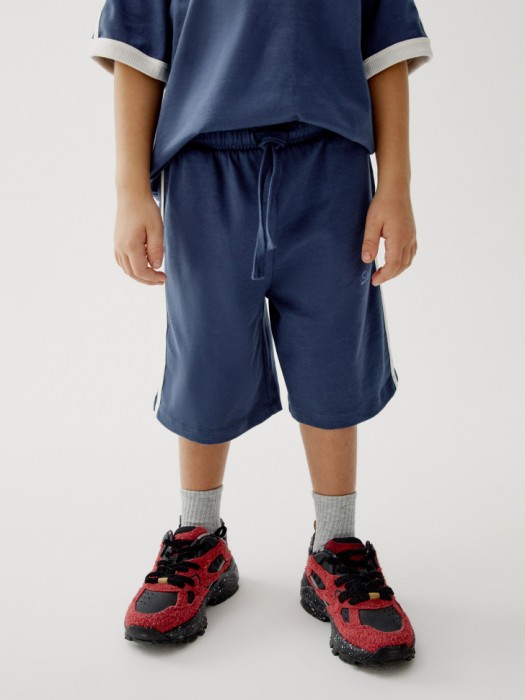 комплект из футболки и шорт для мальчиков по цене 1599 руб вид справа