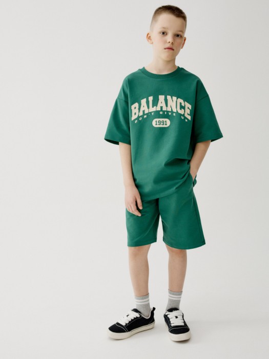 комплект из футболки и шорт для мальчиков от бренда sela вид слева