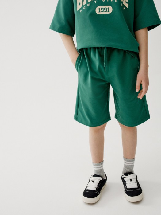 комплект из футболки и шорт для мальчиков по цене 1999 руб вид справа