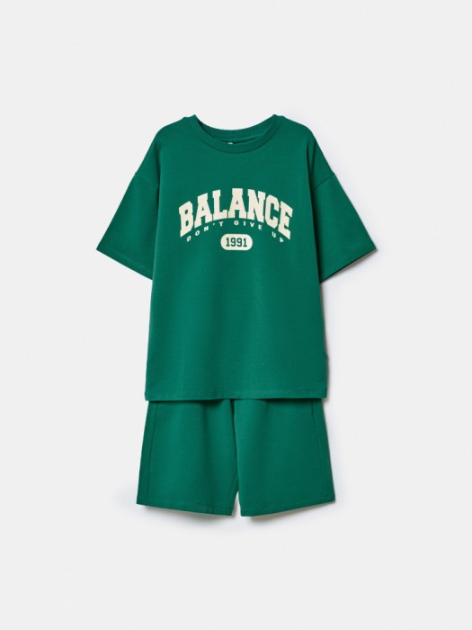 комплект из футболки и шорт для мальчиков из россии вид сбоку