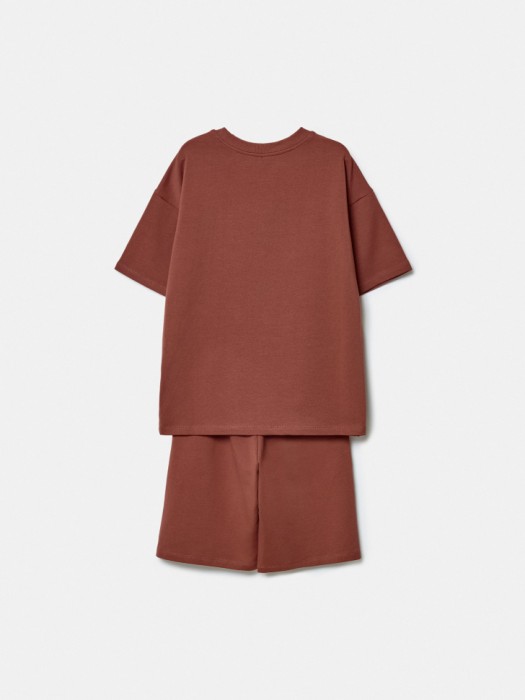 комплект из футболки и шорт для мальчиков от бренда sela вид слева