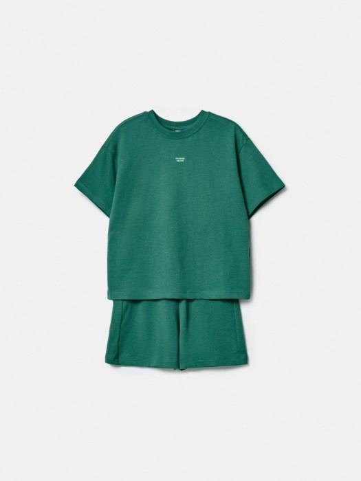 комплект из футболки и шорт для мальчиков от бренда sela вид слева