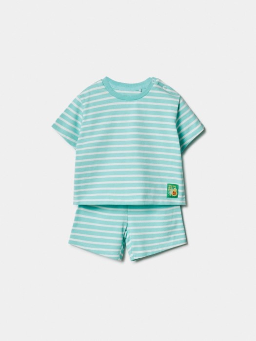комплект из футболки и шорт в полоску для малышей от бренда sela вид слева