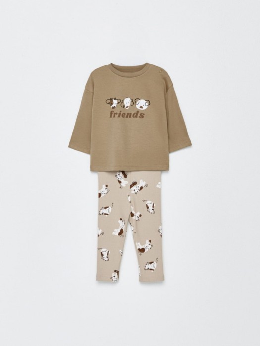 комплект из лонгслива и брюк для малышей от бренда sela вид слева