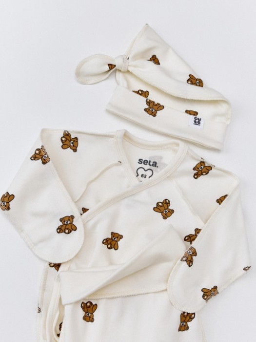 комплект из шапки, боди и ползунков для малышей от бренда sela вид слева