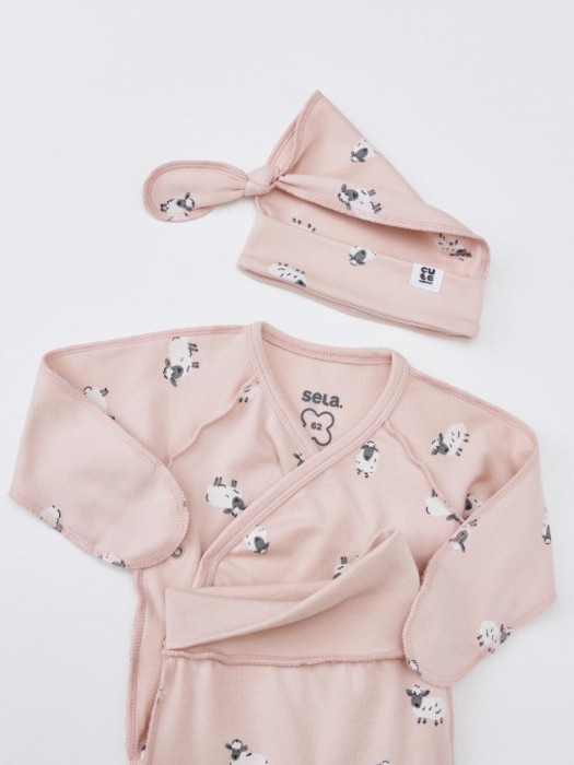 комплект из шапки, боди и ползунков для малышей от бренда sela вид слева