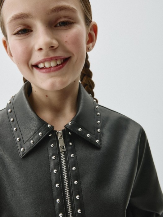 короткая куртка-косуха для девочек от бренда sela вид слева