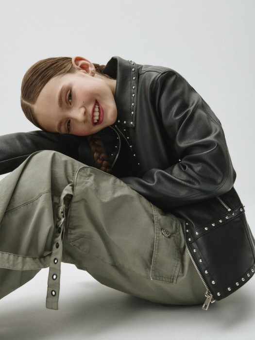 короткая куртка-косуха для девочек по цене 2999 руб вид справа