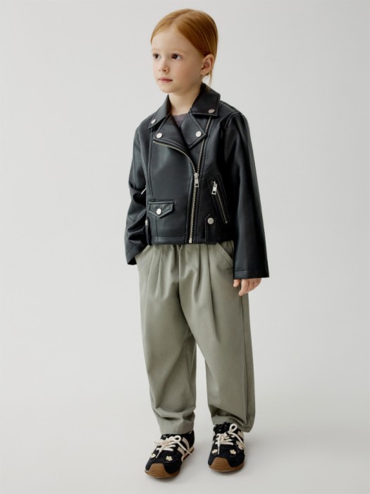 короткая куртка-косуха для девочек от бренда sela вид слева