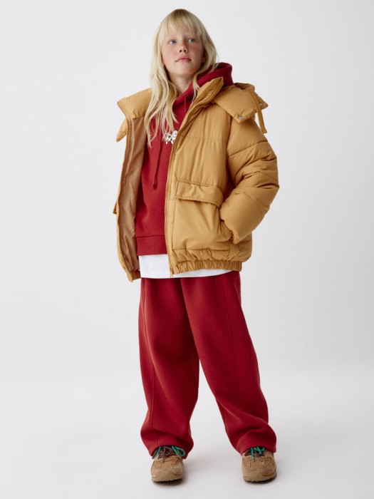 короткая куртка с капюшоном для девочек из коллекции  archive от бренда sela вид слева