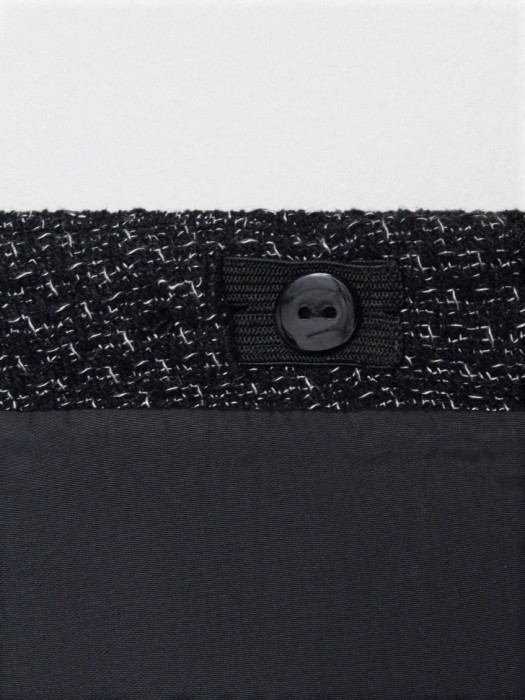 Товар черного цвета с внутренней стороны