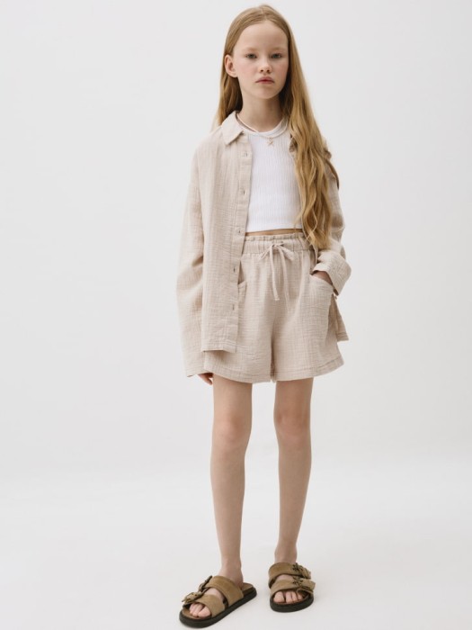 короткие шорты из муслина для девочек от бренда sela вид слева