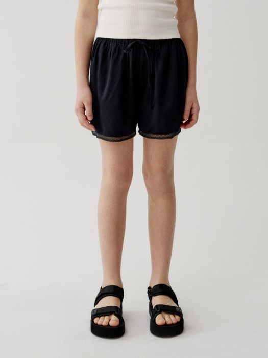 короткие шорты из сатиновой вискозы для девочек от бренда sela вид слева