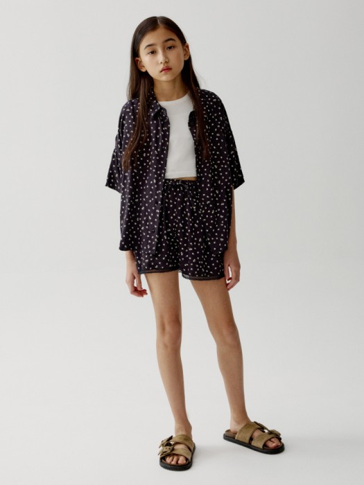 короткие шорты из сатиновой вискозы для девочек от бренда sela вид слева