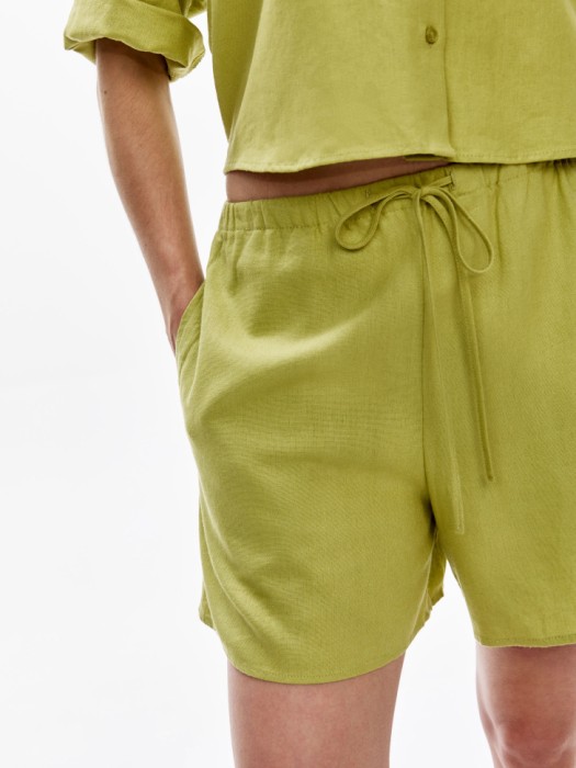 короткие шорты из вискозы и льна из россии вид сбоку