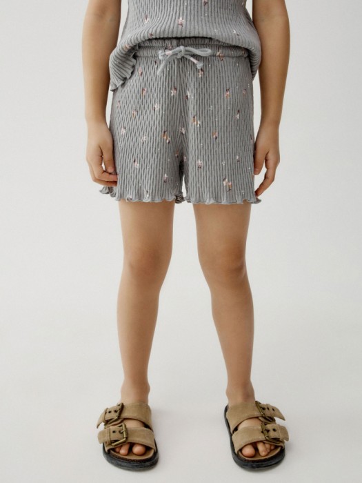 короткие шорты с принтом для девочек от бренда sela вид слева