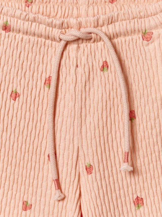 короткие шорты с принтом для девочек из россии вид сбоку