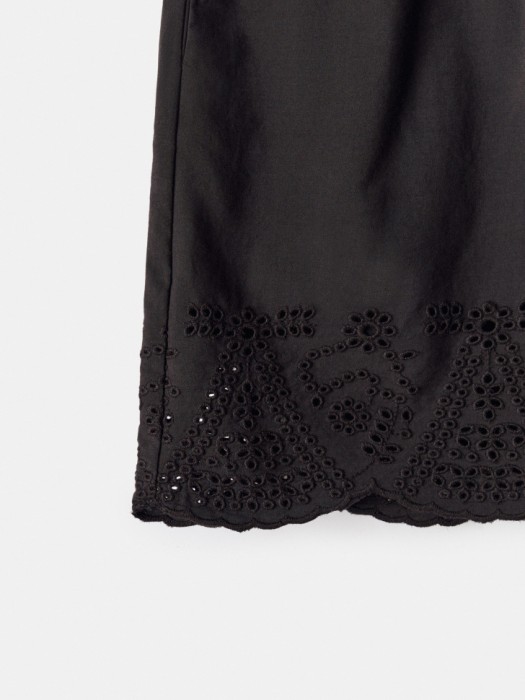 короткие шорты с вышивкой из хлопка от бренда sela вид слева