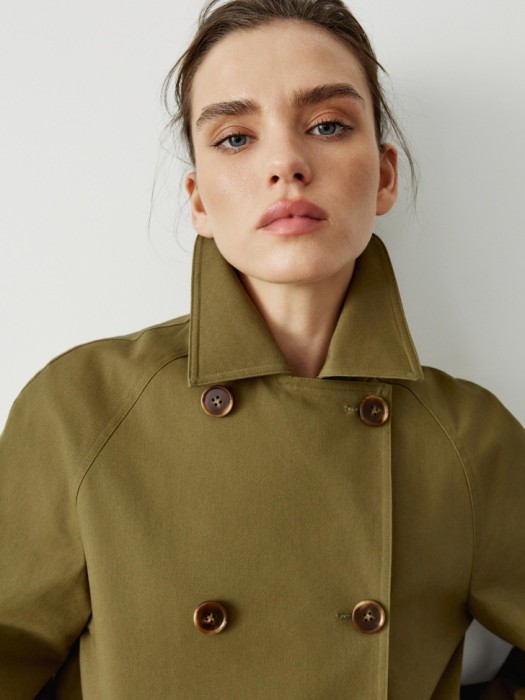 короткий двубортный тренч из твила из россии вид сбоку