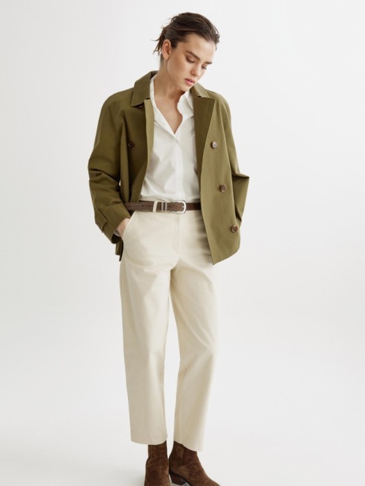 короткий двубортный тренч из твила из твила спереди