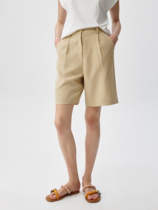 костюмные шорты на резинке от бренда sela вид слева
