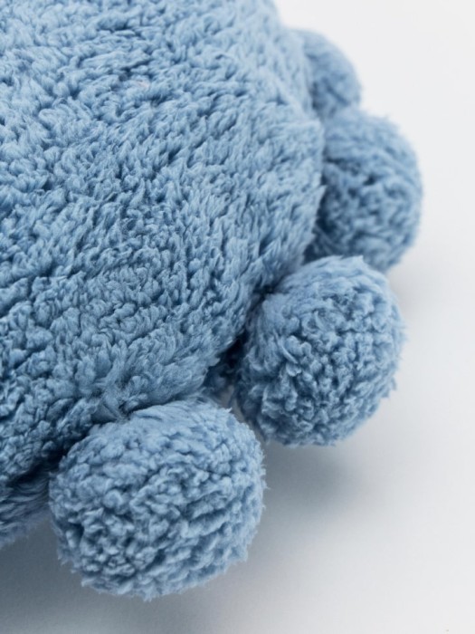 круглая декоративная подушка с помпонами детская от бренда sela вид слева