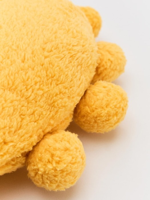 круглая декоративная подушка с помпонами детская от бренда sela вид слева