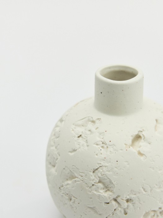 круглая ваза из керамики от бренда sela вид слева