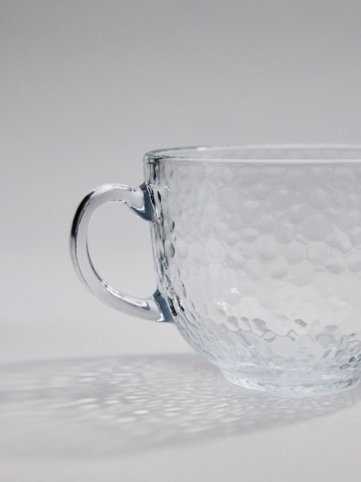 кружка из стекла с рельефным узором от бренда sela вид слева