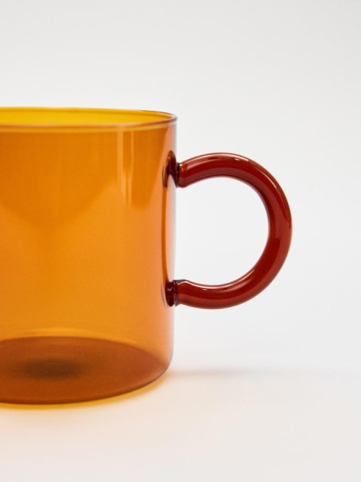 кружка из яркого стекла от бренда sela вид слева