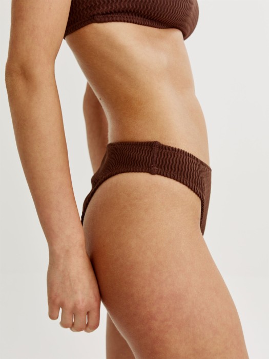 купальные плавки из фактурной ткани по цене 1399 руб вид справа