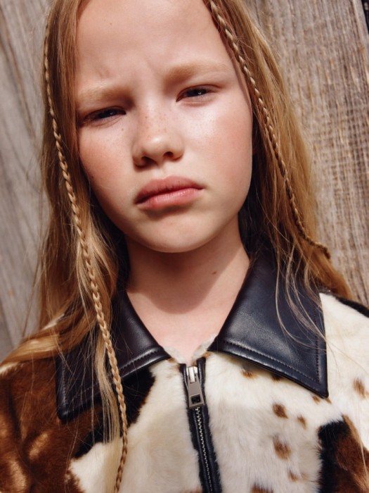 куртка из искусственного меха для девочек от бренда sela вид слева