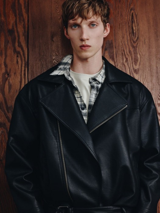 куртка-косуха из искусственной кожи по цене 3499 руб вид справа