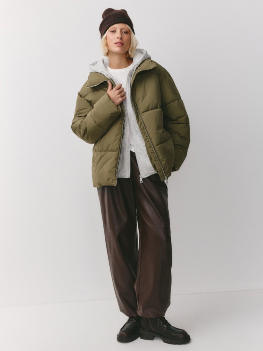 куртка оверсайз с трикотажным капюшоном от бренда sela вид слева