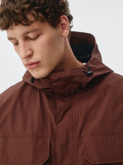 куртка с капюшоном из проверенных материалов спереди