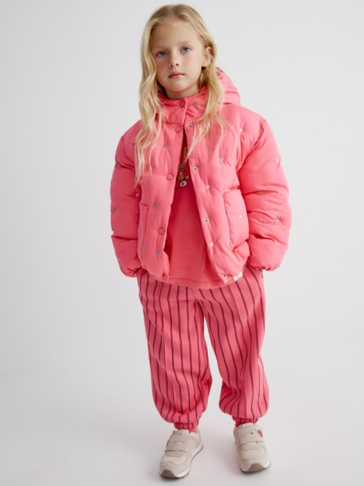куртка с вышивкой для девочек от бренда sela вид слева