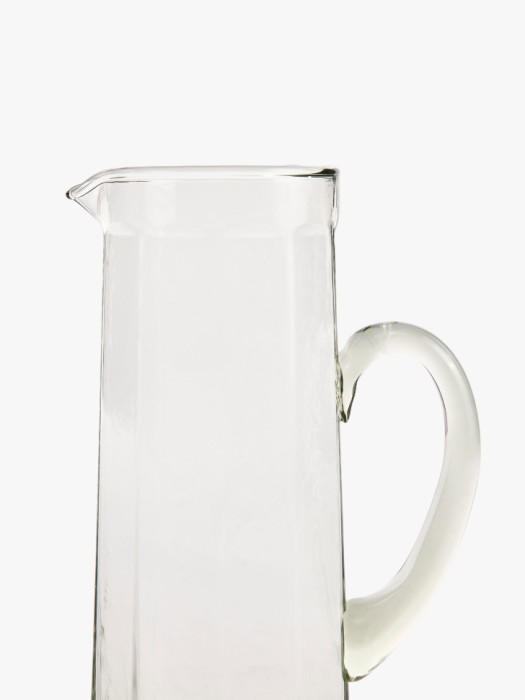 кувшин из стекла с рельефным узором от бренда sela вид слева
