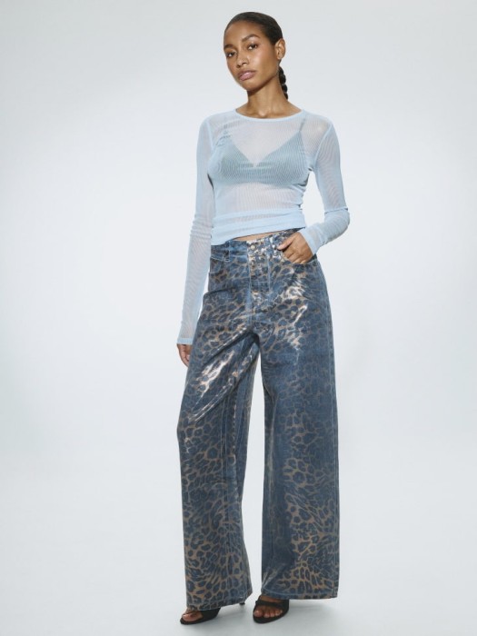 леопардовые джинсы wide leg с эффектом металлик от бренда sela вид слева