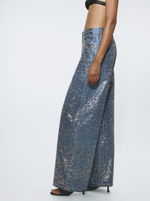 леопардовые джинсы wide leg с эффектом металлик из хлопка спереди