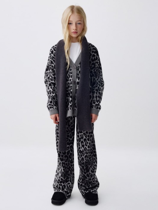 леопардовые вязаные брюки для девочек от бренда sela вид слева