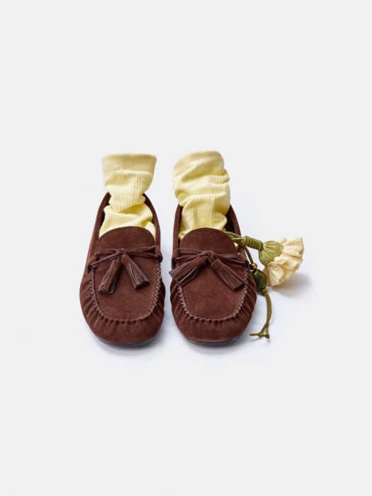 лоферы из натуральной замши с кисточками от бренда sela вид слева