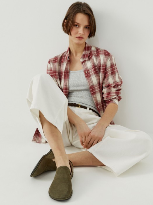 лоферы из натуральной замши от бренда sela вид слева