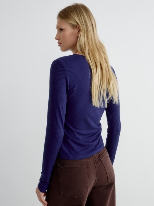 лонгслив из смесового лиоцелла и шерсти по цене 999 руб вид справа