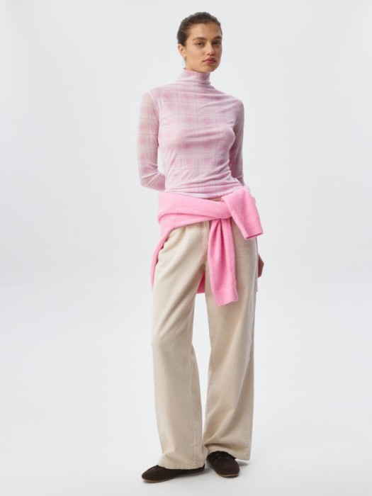 лонгслив из трикотажной сетки с принтом от бренда sela вид слева