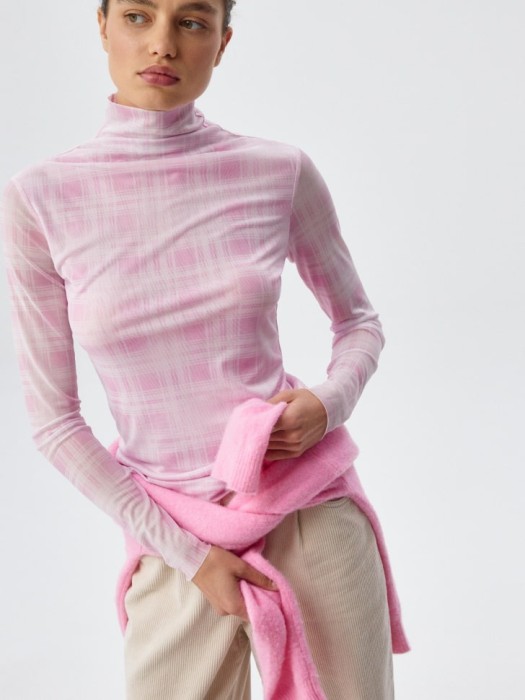 лонгслив из трикотажной сетки с принтом из россии вид сбоку