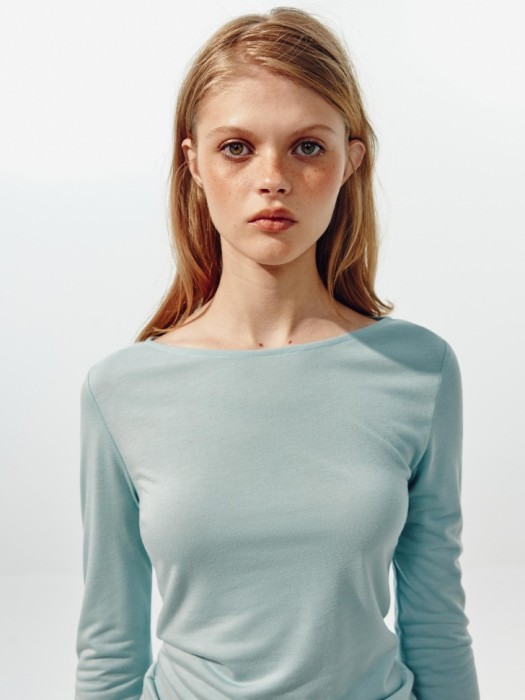 лонгслив приталенный из линейки  young из россии вид сбоку