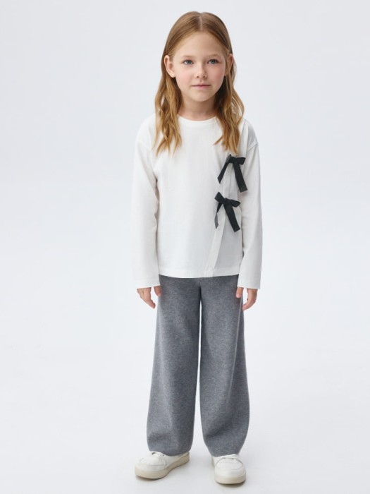 лонгслив с бантиками для девочек от бренда sela вид слева