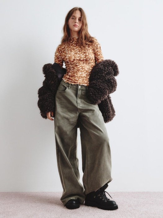 лонгслив с рельефными швами из линейки  young универсального стиля с лицевой стороны